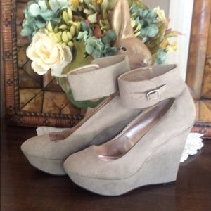NWOT taupe platform heel with strap vegan